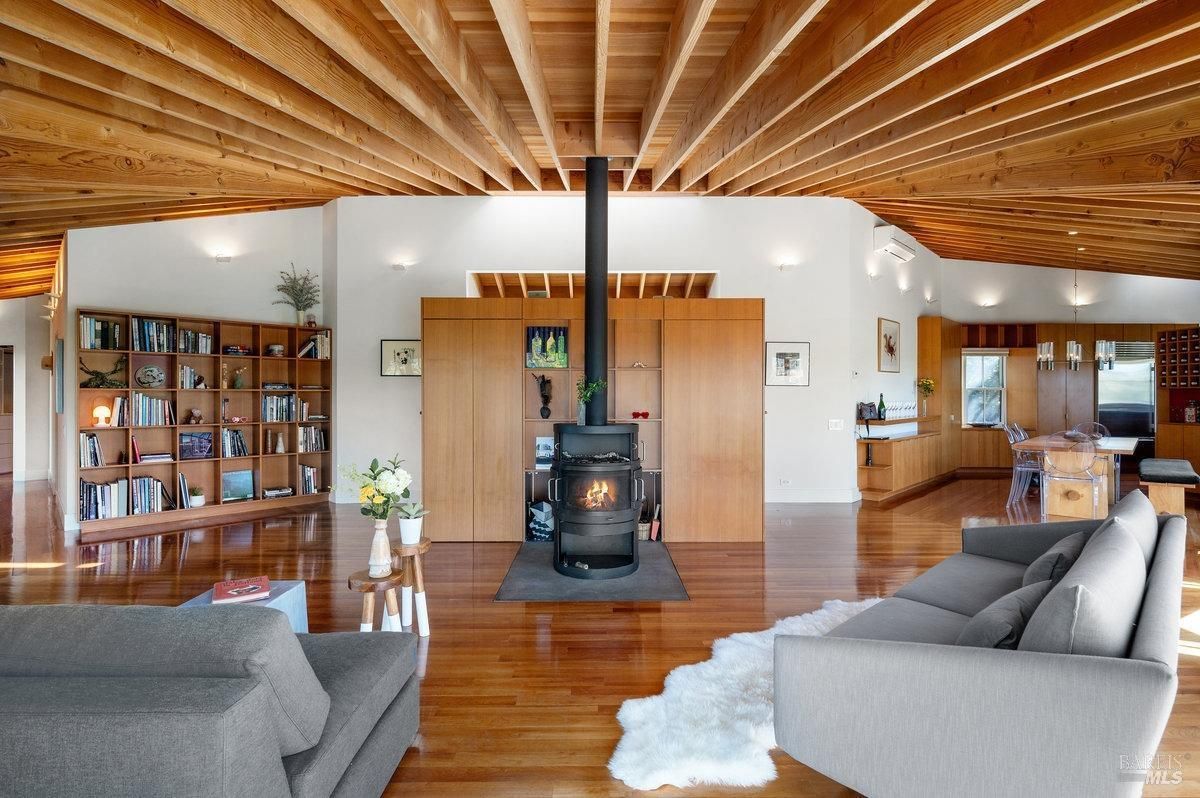 MLS #325096663 image #0