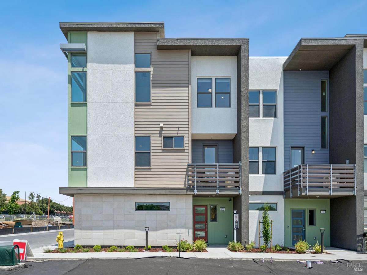 MLS #326010900 image #0