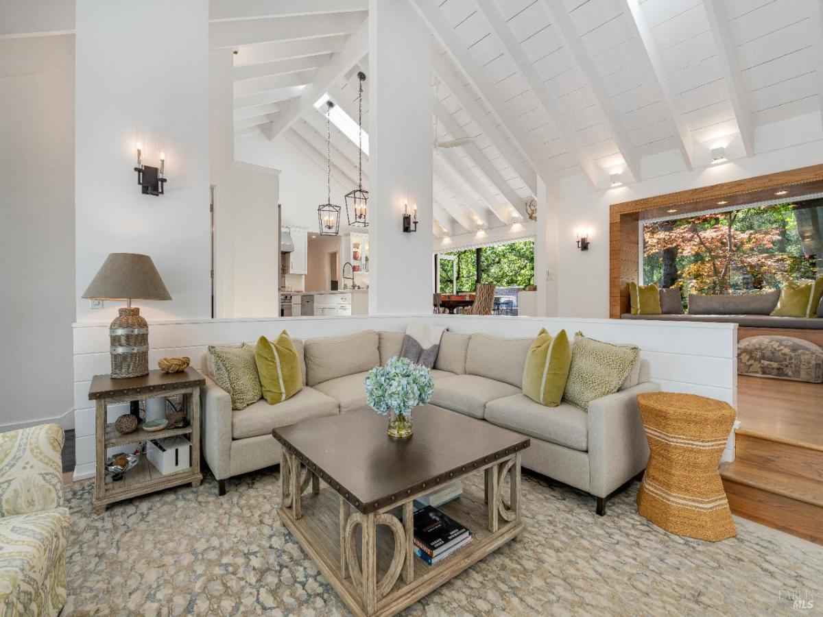 MLS #326018606 image #0