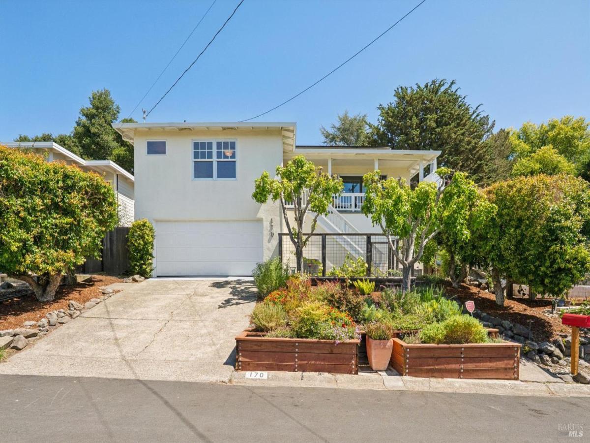 MLS #326068196 image #0