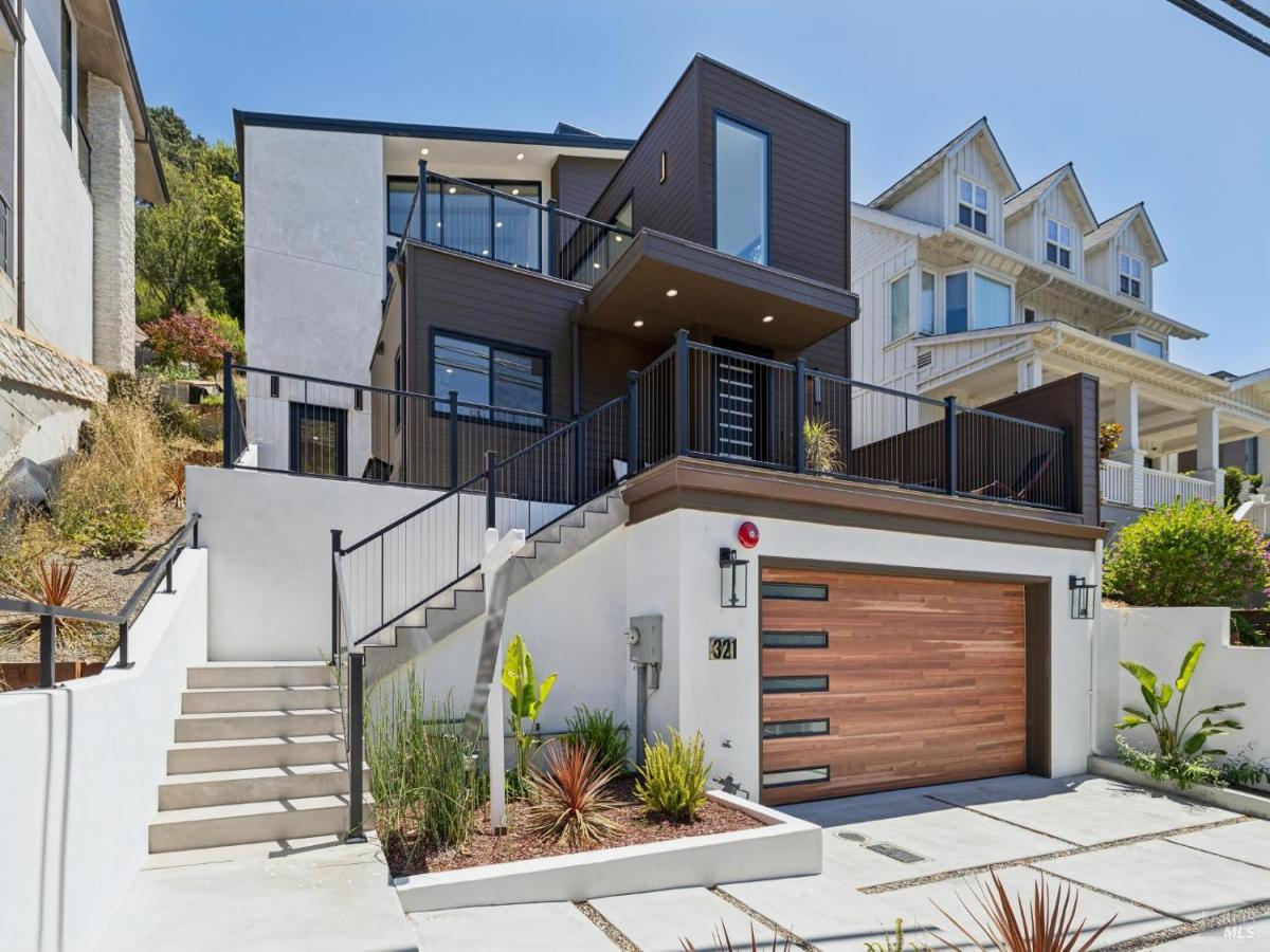 MLS #326068613 image #0