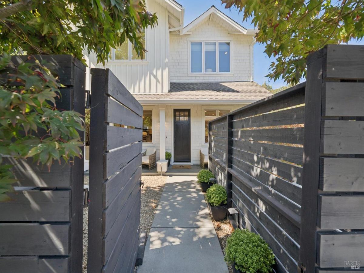MLS #326084437 image #0