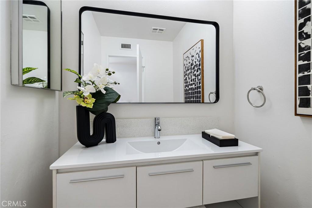 MLS #OC25110286 image #0