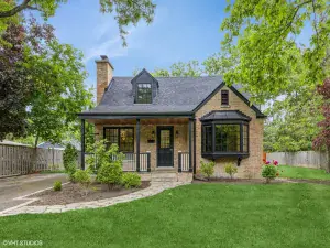 2521 Gayle Court Glenview IL 60025 MLS #MRD12502485 60 broker reciprocity