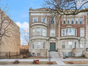 4834 W HENDERSON Street #1B Chicago IL 60641 MLS #MRD12400017 64 broker reciprocity