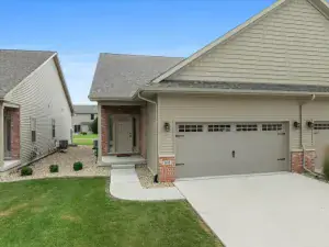 8 Spiria Court Bloomington IL 61701 MLS #MRD12459881 60 broker reciprocity