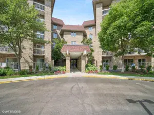 7000 Sussex Court #204 Woodridge IL 60517 MLS #MRD12455751 50 broker reciprocity