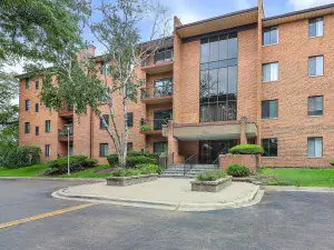 2100 Country Club Drive Woodridge IL 60517 MLS #MRD12502662 60 broker reciprocity
