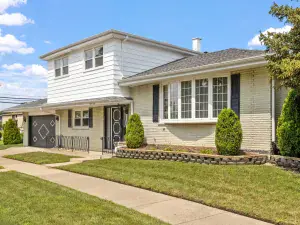 9020 S 49th Avenue Oak Lawn IL 60453 MLS #MRD12440211 60 broker reciprocity