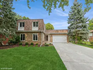 636 Forum Drive Roselle IL 60172 MLS #MRD12412890 50 broker reciprocity