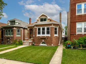 1210 Park Avenue North Chicago IL 60064 MLS #MRD12482022 60 broker reciprocity