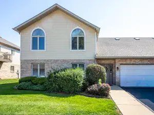 2390 Bicentennial Avenue #8 Crest Hill IL 60403 MLS #MRD12497709 60 broker reciprocity