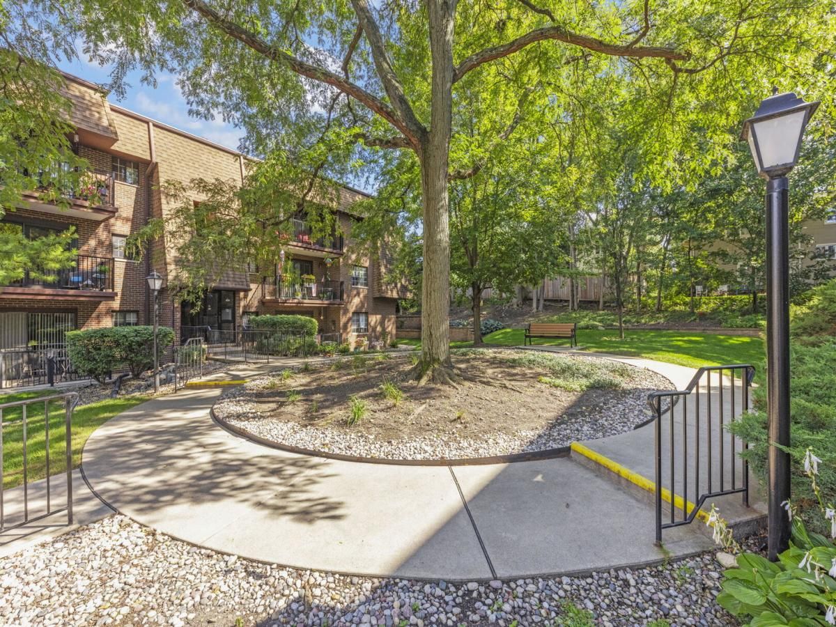 404 Melrose Avenue #204 Glen Ellyn IL 60137 MLS #MRD12464327 45 MLS #MRD12464327 image #0
