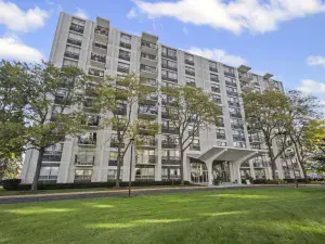 5510 LINCOLN Avenue #101 Morton Grove IL 60053 MLS #MRD12484861 60 broker reciprocity