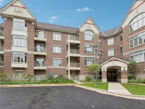 4940 Foster Street #108 Skokie IL 60077 MLS #MRD12492298 50 broker reciprocity
