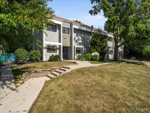1001 E Chicago Avenue #111 Naperville IL 60540 MLS #MRD12099596 100 broker reciprocity
