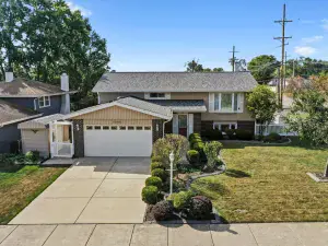 6066 Forestview Drive Oak Forest IL 60452 MLS #MRD12492407 54 broker reciprocity