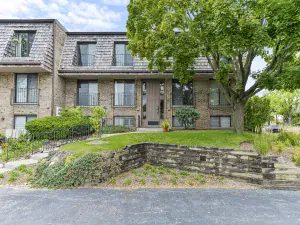 7000 Sussex Court #204 Woodridge IL 60517 MLS #MRD12455751 60 broker reciprocity