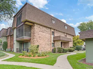8556 W 102nd Terrace #5-315 Palos Hills IL 60465 MLS #MRD12493615 62 broker reciprocity