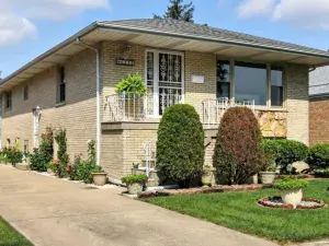 2610 Sunnyside Avenue Westchester IL 60154 MLS #MRD12503419 60 broker reciprocity