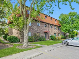 945 E Kenilworth Avenue #318 Palatine IL 60074 MLS #MRD12477619 50 broker reciprocity