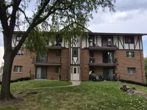 10400 Circle S Drive #102 Oak Lawn IL 60453 MLS #MRD12499048 60 broker reciprocity