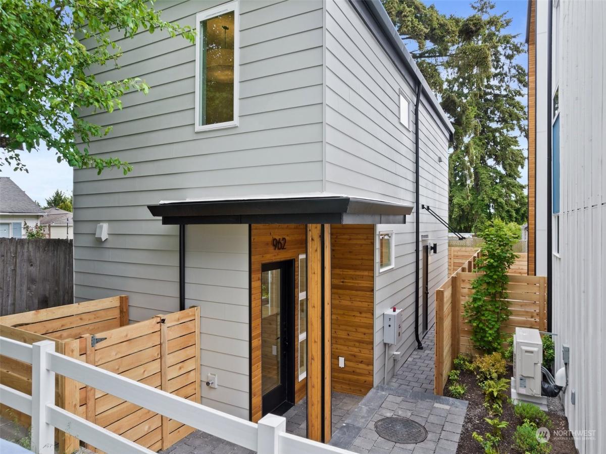 MLS #NWM2253860 image #0