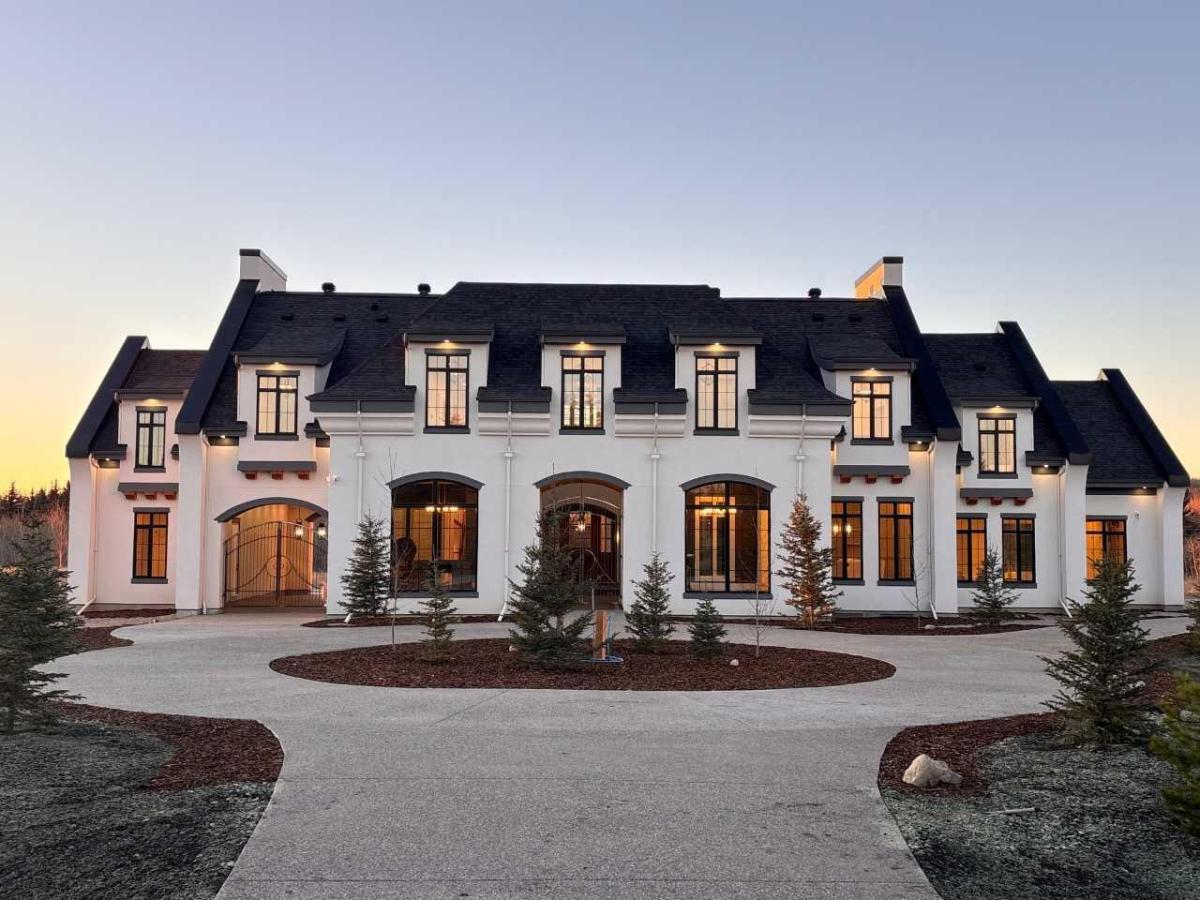 De Winton MLS #A2153923 image #0