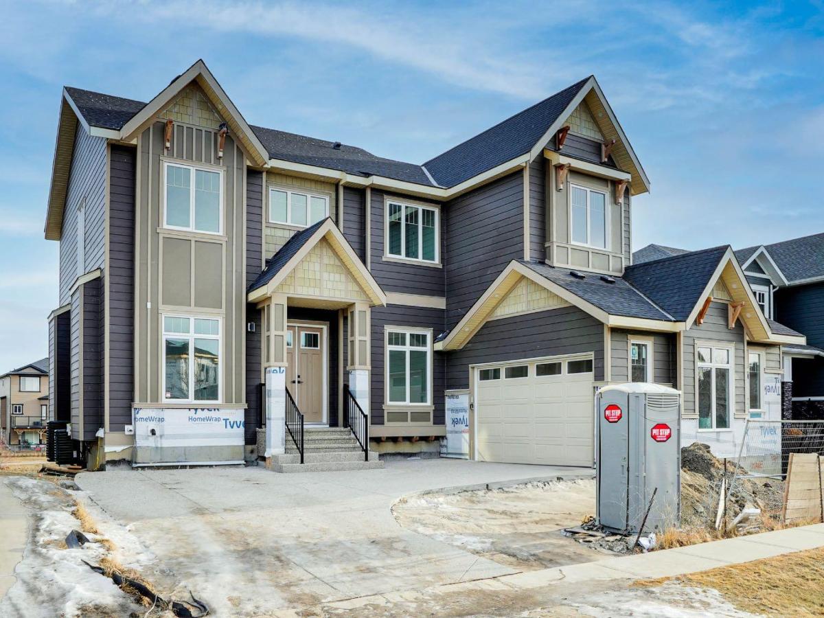 154 Canoe Crescent SW Airdrie AB T4B2N9 | MLS #A2192562 MLS #A2192562 image #0
