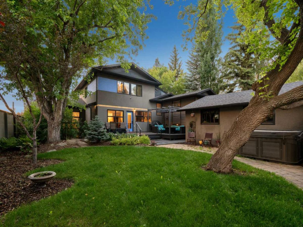 8240 10 Street SW Calgary AB T2V 1M9 | MLS #A2230305 MLS #A2230305 image #0