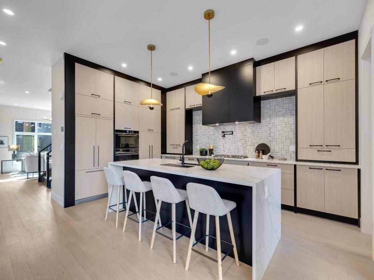 336 Normandy Drive SW Calgary AB T3E 7J6 MLS #A2245451 MLS #A2245451 image #0