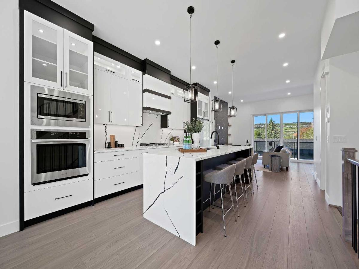 5011 21 Avenue NW Calgary AB T3B 0X3 MLS #A2247212 MLS #A2247212 image #0