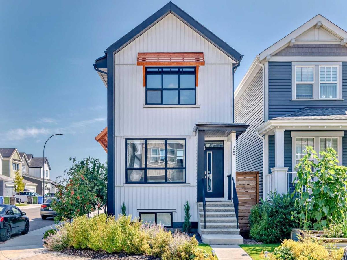 38 Lavender Road SE Calgary AB T3S 0C4 MLS #A2249824 MLS #A2249824 image #0