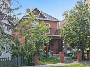 9, 1015 Centre Street NW Calgary AB T2E 2P8 MLS #A2238073 broker reciprocity