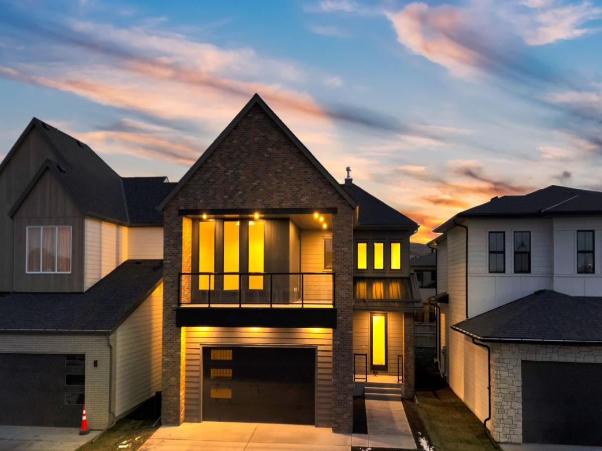 30 Greenwich Row NW Calgary AB T3B 6P4 MLS #A2252691 MLS #A2252691 image #0