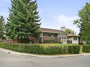 17 Castleridge Way NE Calgary AB T3J 1N8 MLS #A2266249 broker reciprocity