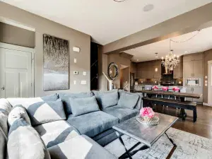 8, 803 Varsity Estates Drive NW Calgary AB T3B 4W5 MLS #A2265821 broker reciprocity