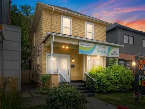 9, 1015 Centre Street NW Calgary AB T2E 2P8 MLS #A2238073 broker reciprocity