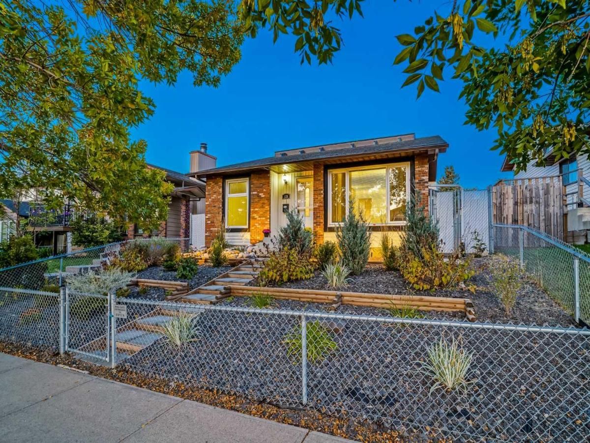 128 Bermuda Drive NW Calgary AB T3K 1H8 MLS #A2256673 MLS #A2256673 image #0