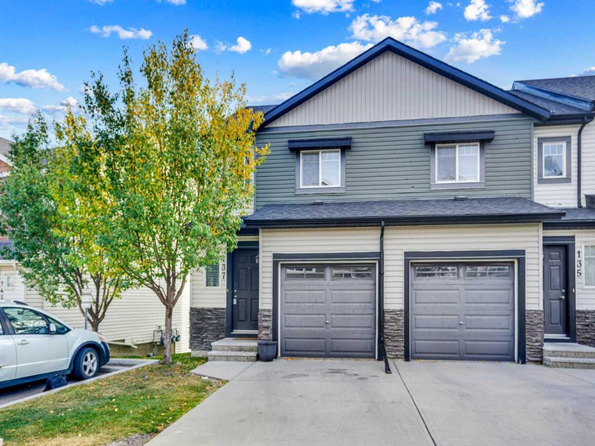 137 Pantego Lane NW Calgary AB T3K 0T1 MLS #A2262652 MLS #A2262652 image #0