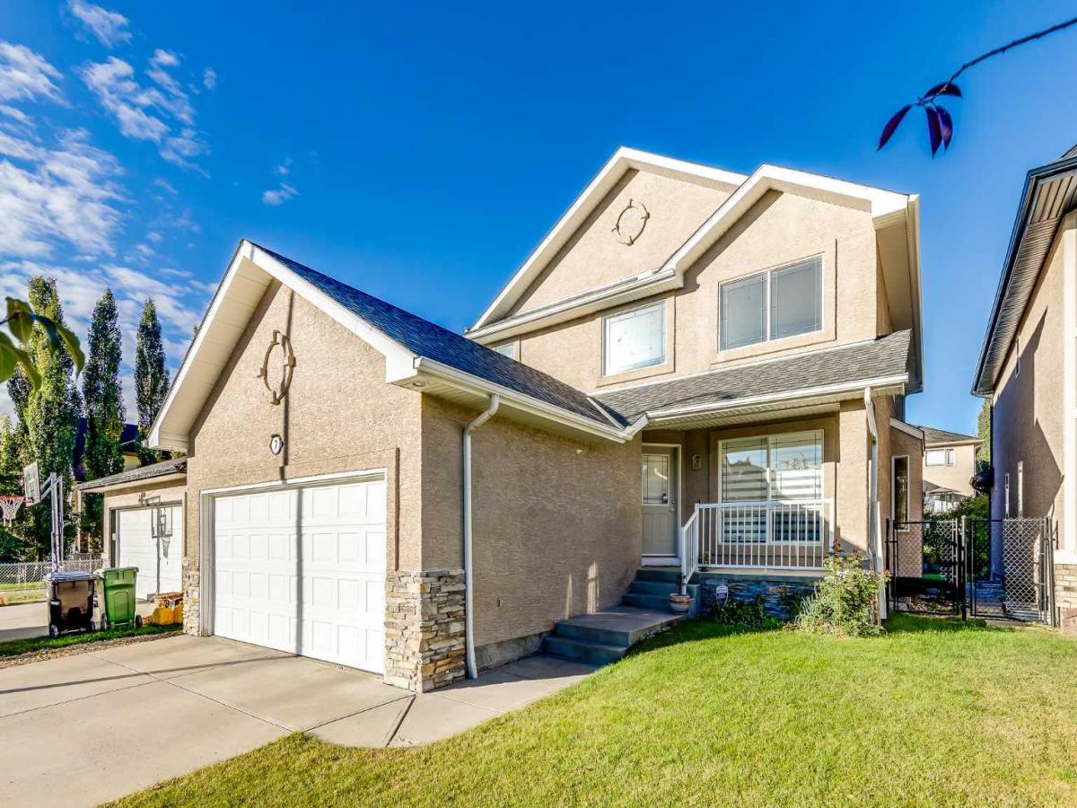 7 Everglade Circle SW Calgary AB T2Y 4M7 MLS #A2263037 MLS #A2263037 image #0