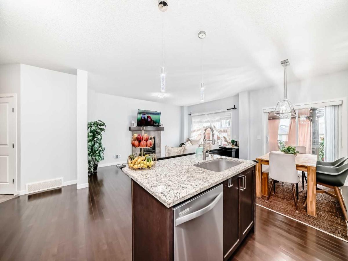 165 Hillcrest Drive SW Airdrie AB T4B 0Y8 | MLS #A2263915 MLS #A2263915 image #0