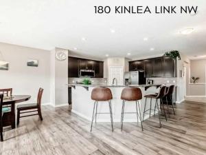 180 Kinlea Link NW Calgary AB T3R 0C2 MLS #A2264655 MLS #A2264655 image #0