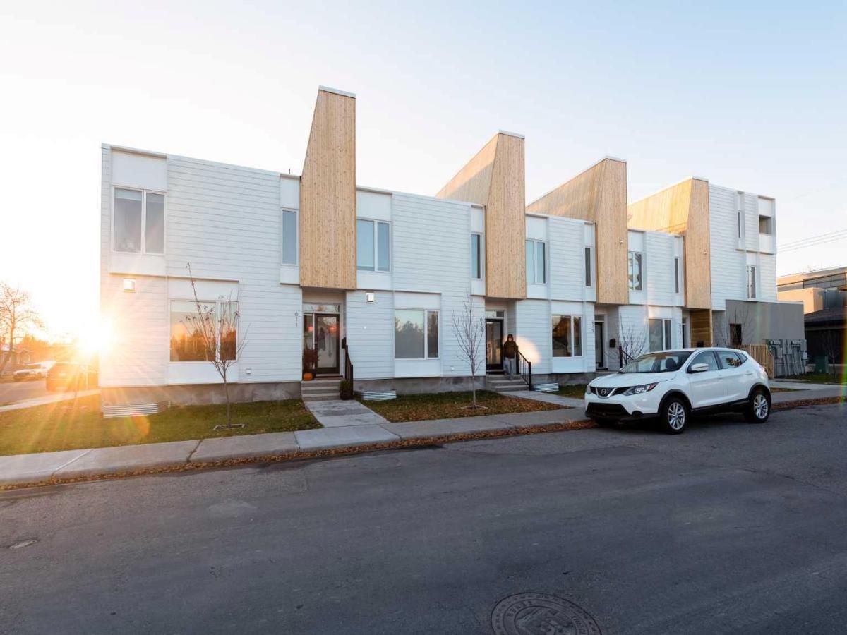 2102 5 Avenue NW Calgary AB T2N 0S5 MLS #A2264676 MLS #A2264676 image #0