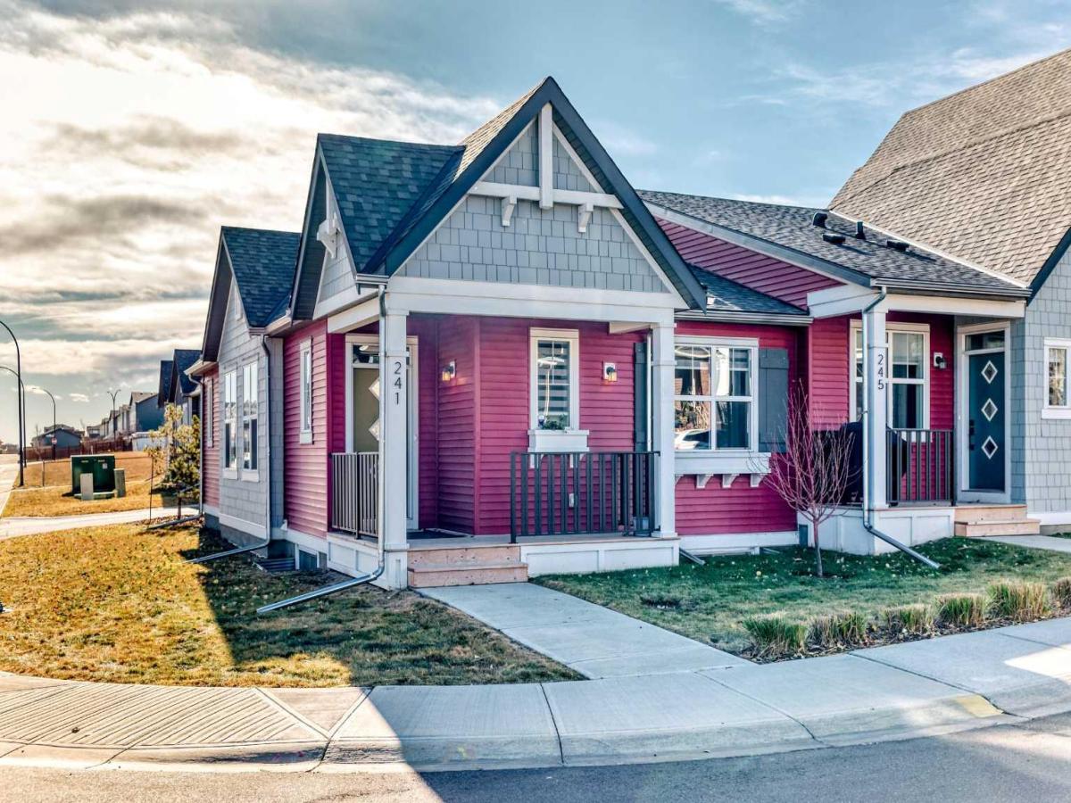 241 Lucas Avenue NW Calgary AB T3P 1S3 MLS #A2267912 MLS #A2267912 image #0