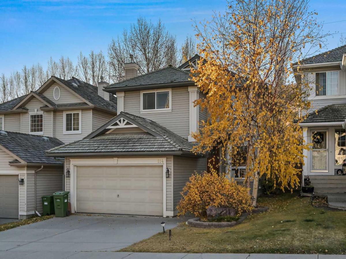 114 Valley Ponds Crescent NW Calgary AB T3B 5T7 MLS #A2268163 MLS #A2268163 image #0