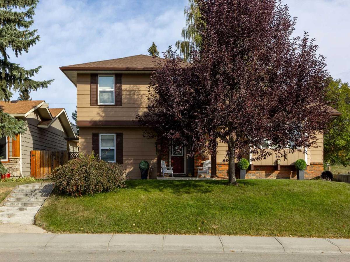 136 Parkside Crescent SE Calgary AB T2J 3Y8 MLS #A2268214 MLS #A2268214 image #0