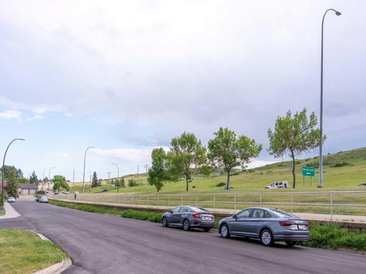 53 Beaconsfield Crescent NW Calgary AB T3K 1W5 | MLS #A2269349 MLS #A2269349 image #0