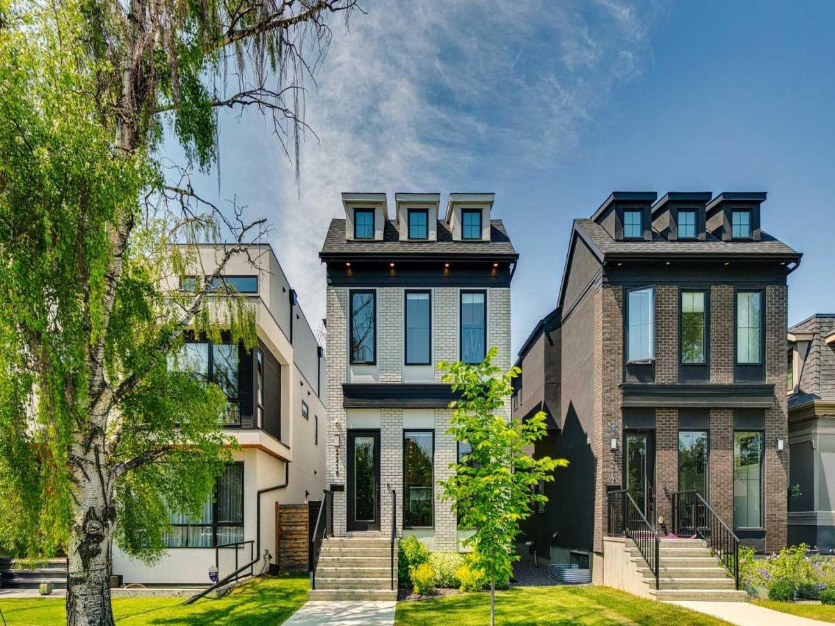 2219 32 Street SW Calgary AB T3E 2R4 MLS #A2269379 MLS #A2269379 image #0