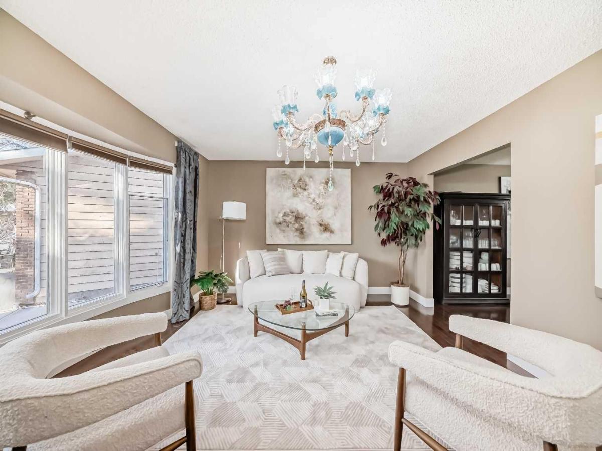 36 Varsity Estates Court NW Calgary AB T3B 5B1 MLS #A2270161 MLS #A2270161 image #0